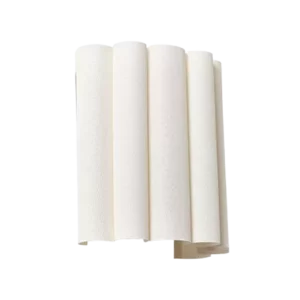 Darc — Un rideau blanc en tissu plissé, composé de plusieurs panneaux superposés et légèrement ondulés, suspendu sur une tringle noire.