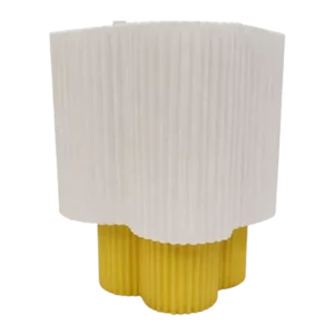 Darc — Une lampe murale avec un abat-jour blanc texturé et une base jaune froncée, fixée sur un mur sombre, offrant une ambiance lumineuse et contempo