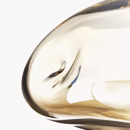 Darc — Gros plan sur un verre en verre transparent aux courbes douces et élégantes, reflétant une lumière douce et mettant en valeur sa forme organiqu